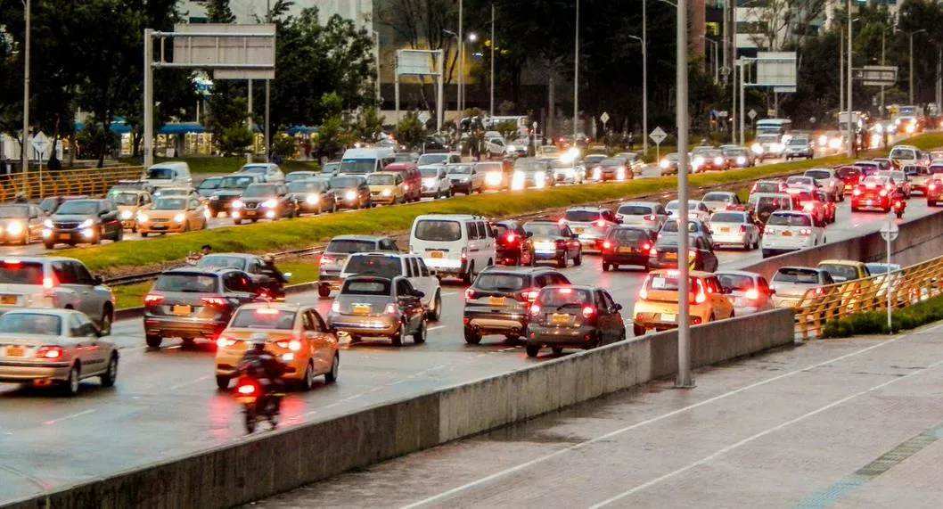 Foto de vía de Bogotá a propósito de cada cuánto se debe renovar la licencia de conducción