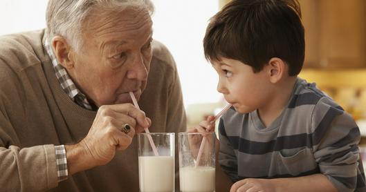 Vea los múltiples beneficios de tomar leche de vaca y si es recomendable para los seres humanos adultos.
