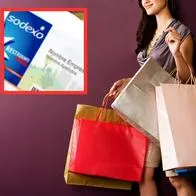 Foto de mujer con bolsas a propósito de cuánto se puede comprar con bono Sodexo al día