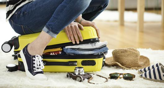 Con el método Marie Kondo se puede doblar y empacar mejor la ropa dentro de una maleta.