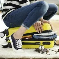Con el método Marie Kondo se puede doblar y empacar mejor la ropa dentro de una maleta.