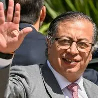 Gustavo Petro, presidente de Colombia, saludando. Hoy incrementarion el salario de los funcionarios en el país y así quedó el del mandatario, ministros y congresistas.