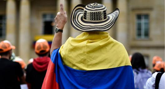 Foto de manifestante por marchas en Colombia hoy 7 de junio, a favor de Petro
