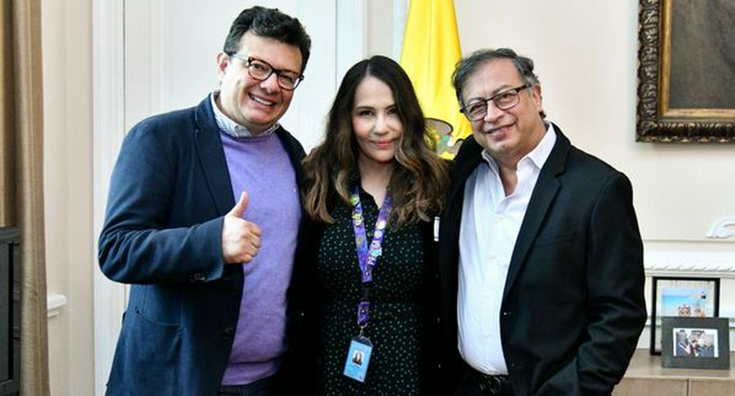 El presidente Gustavo Petro con la nueva terna para dirigir RTVC: Hollman Morris y Nórida Rodríguez