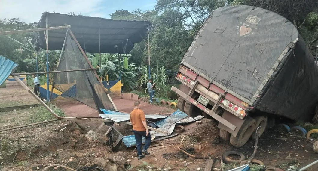 Así quedó la tractomula que chocó 4 locales en Bucaramanga y su conductor murió al tratar de salvarse