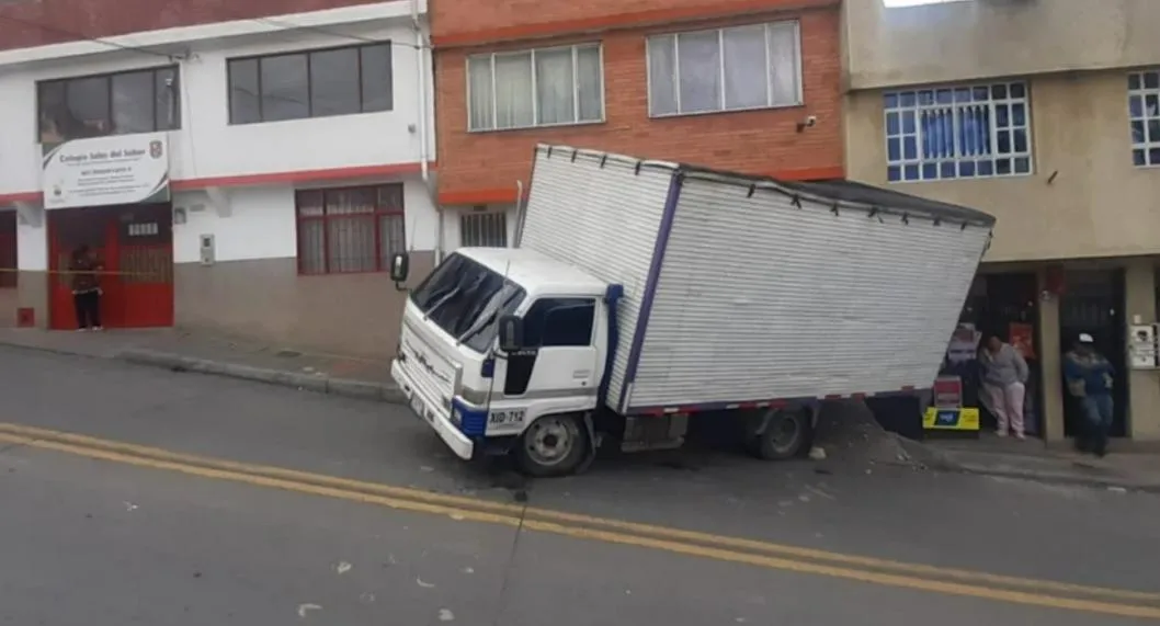 Ocho niños fueron atropellados en el sur de Bogotá por camión que se quedó sin frenos. El vehículo se deslizó por una pendiente y chocó contra una vivienda