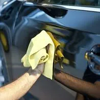 Con sellantes y ceras se puede hacer que el lavado de los carros duren un poco más y no toque tener ese gasto tan seguido.