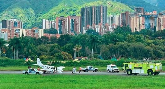 Avión en aeropuerto de Medellín Olaya Herrera aterriza de nariz: así se salvó