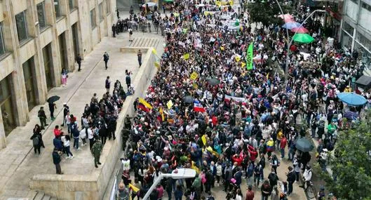 Foto de manifestaciones en Colombia 7 de junio, en nota de Marchas Bogotá: señalan a aliado de Petro de instrumentalizar niños por video