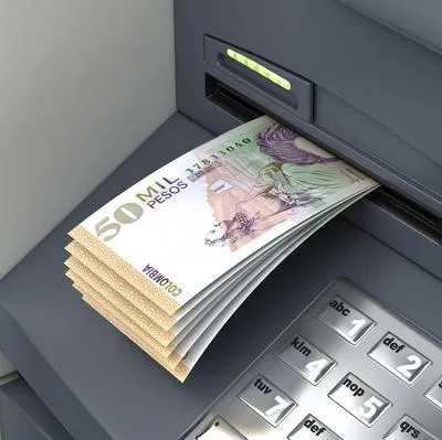 Así se puede hacer el reclamo a la hora de recibir un billete roto o falso por parte de un cajero automático.