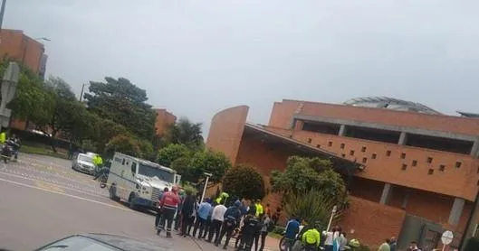 Intento de robo a carro de valores en Unicentro de Occidente en Bogotá fue frustrado por la Policía.