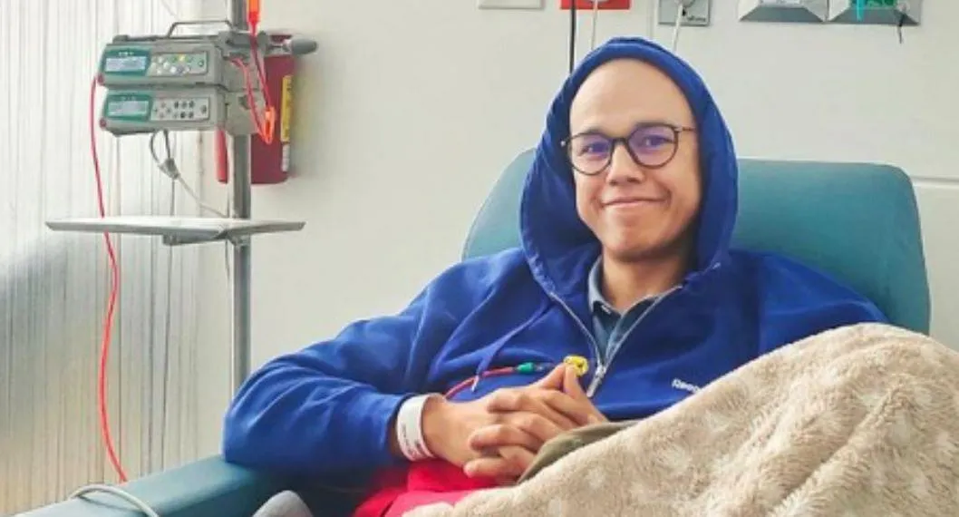 Diego Guauque, periodista de Caracol Televisión, durante una quimioterapia por el cáncer que sufre. Recientemente presentó a uno de sus mejores amigos que lo ha apoyado en su tratamiento