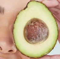 El aguacate ayuda a hacer crecer las pestañas y a mantenerlas fuertes; es mejor usar este producto puro y combinarlo con aceite de argán y almendras