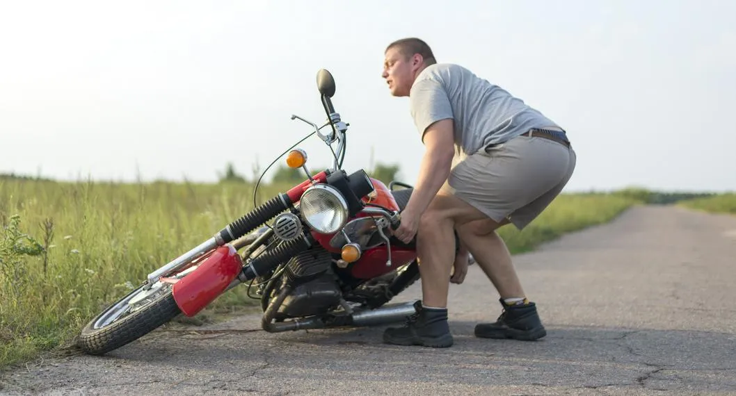 Expertos recomiendan subirse a la moto por el lado izquierdo para no sufrir accidentes.