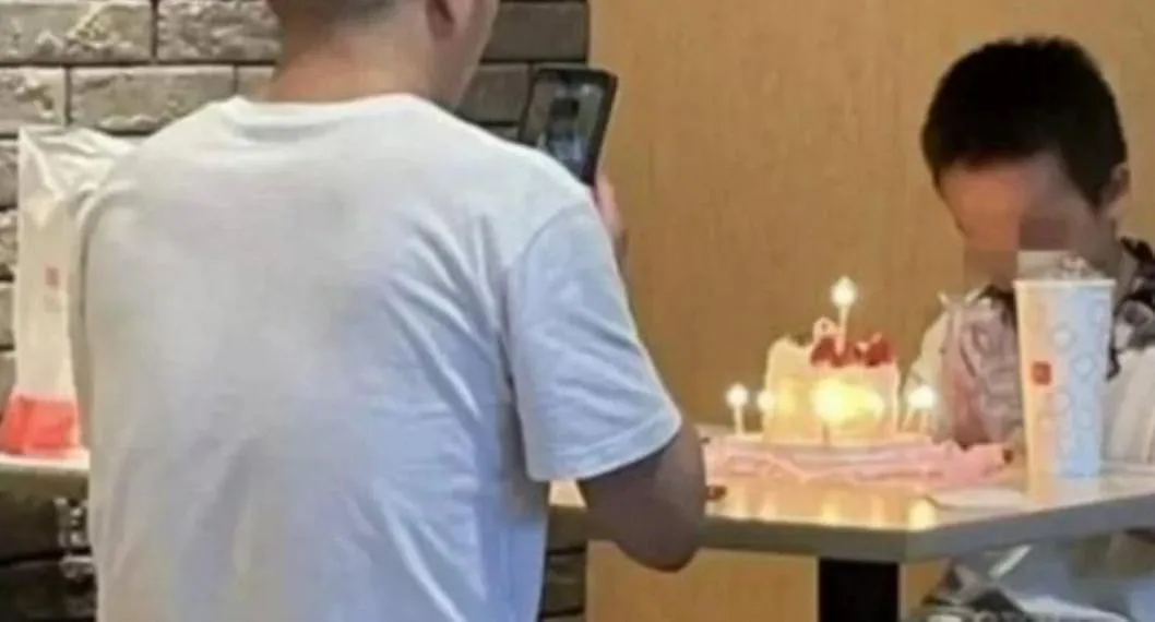 Padre es fuertemente criticado por festejarle un "humilde" cumpleaños a su hijo 