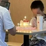 Padre es fuertemente criticado por festejarle un "humilde" cumpleaños a su hijo 