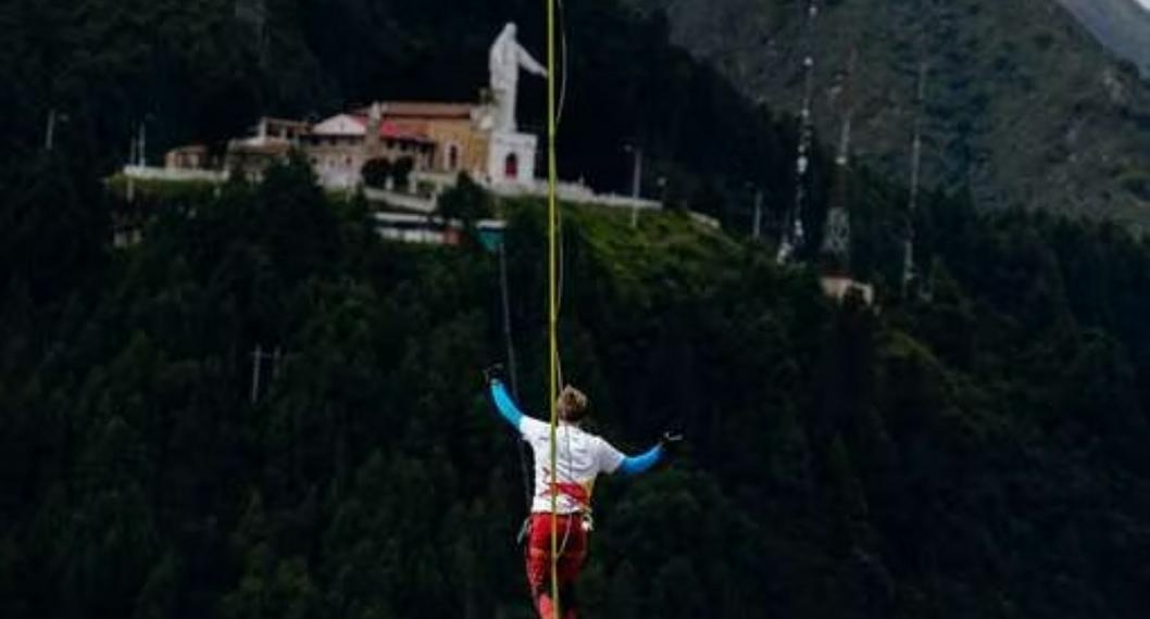 Hombre cruzó en cuerda floja del cerro de Monserrate a Guadalupe en Bogotá. En total recorrió una distancia de 1.525 metros. 