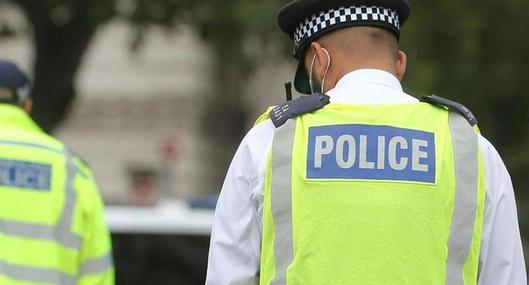 En Reino Unido, arrestan a joven de 16 años por atacar a estudiantes y profesor