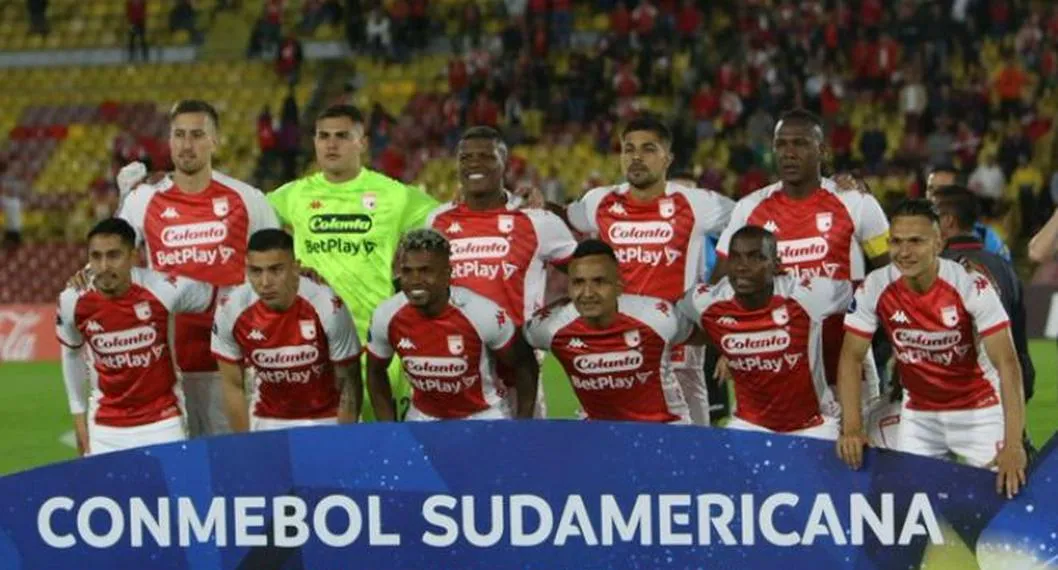 Plantilla de Independiente Santa Fe en su juego de Copa Sudamericana contra Universitario. El cuadro Cardenal contraría a Hubert Bodhert como su nuevo DT