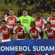 Plantilla de Independiente Santa Fe en su juego de Copa Sudamericana contra Universitario. El cuadro Cardenal contraría a Hubert Bodhert como su nuevo DT