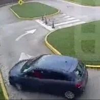 Momento en el que una mujer mayor en Lanús, Argentina, estrelló su carro cuando estaba haciendo el examen de conducción.