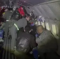 Avión ambulancia de la Fuerza Aérea lleva a los niños del Guaviare a Bogotá.