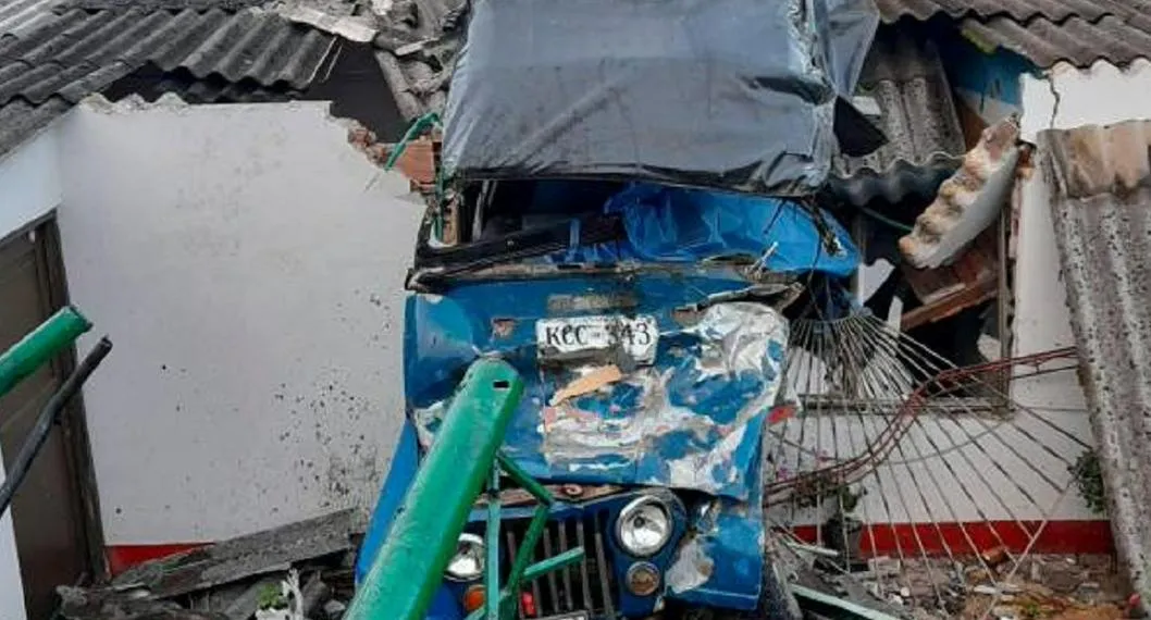 Así quedó un vehículo campero que terminó metido dentro de una casa en zona rural de Antioquia. 