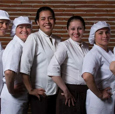Eduardo Macías, uno de los socios y dueños de Creeps & Waffles, explicó la razón por la que el negocio solo contrata mujeres desde hace más de 40 años. 