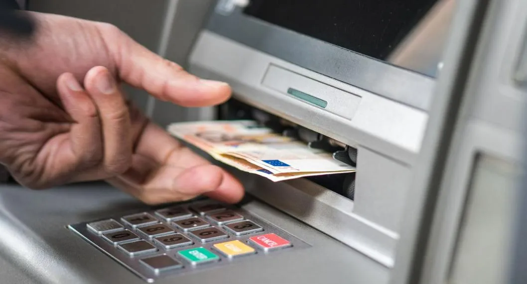 Nueva forma de robo en donde delincuentes impiden que el dinero de los cajeros automáticos de los bancos salga cuando los clientes hacen un retiro