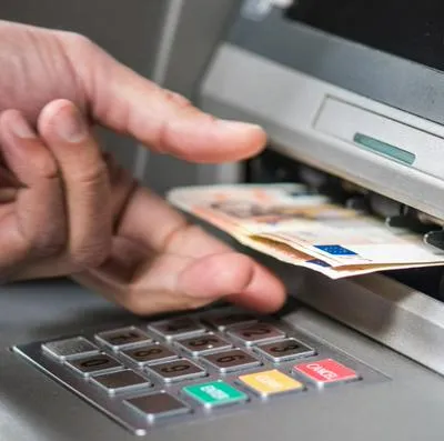 Nueva forma de robo en donde delincuentes impiden que el dinero de los cajeros automáticos de los bancos salga cuando los clientes hacen un retiro