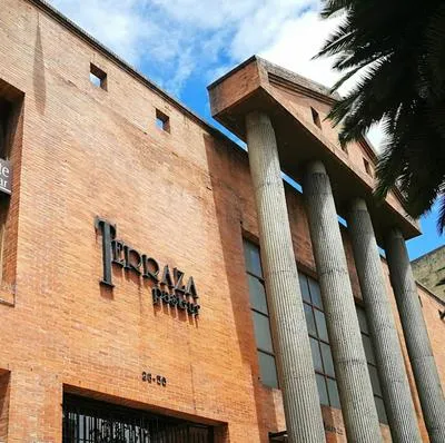 El centro comercial Terraza Pasteur del centro de Bogotá se encuentra en ruinas y apunto de acabarse. Sus locales están vacíos y fue popular en los 90. 