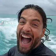 Momento en el que Maluma surfea en México y es sorprendido por un grupo de delfines