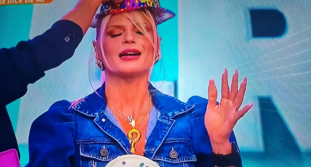 A Mary Méndez le celebraron el cumpleaños en el programa 'La Red', de Caracol TV. La presentadora fue sorprendida con un pastel y un gorro de celebración. 