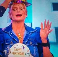A Mary Méndez le celebraron el cumpleaños en el programa 'La Red', de Caracol TV. La presentadora fue sorprendida con un pastel y un gorro de celebración. 