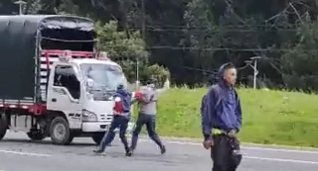 Así están robando a los carros en la vía Bogotá-Tunja.