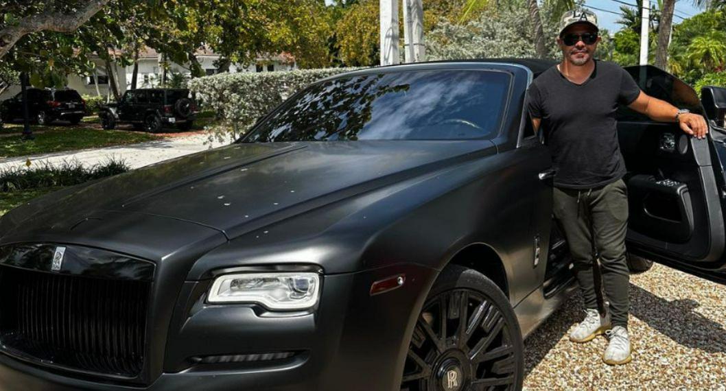 Piter Albeiro con unos de sus lujosos coches en Miami, Estados Unidos. Recientemente, anunció que en este país puso un nuevo negocio de comida, que replicará de Bogotá