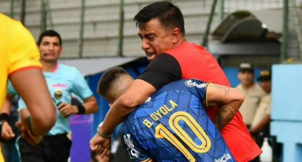 César Farías, técnico en Ecuador, cogió a puños a dos futbolistas rivales durante un partido del campeonato. El entrenador será sancionado. 
