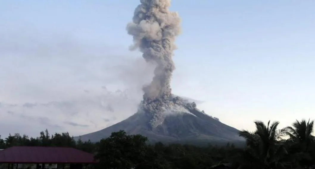 Volcán Mayon, Filipinas: ordenaron evacuación de miles de personas por la posible erupción.
