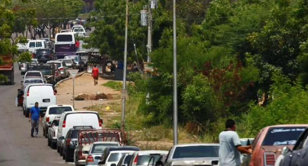 Venezuela vuelve a tener crisis gasolina y ahora hacen loterías para saber quién puede o no tanquear, además, reportar largas filas. 