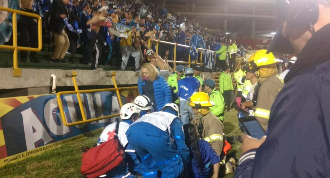 Hinchas de Millonarios casi linchan a 4 del Boyacá Chicó en estadio de Tunja. Los hicieron correr y bajar al campo de juego.