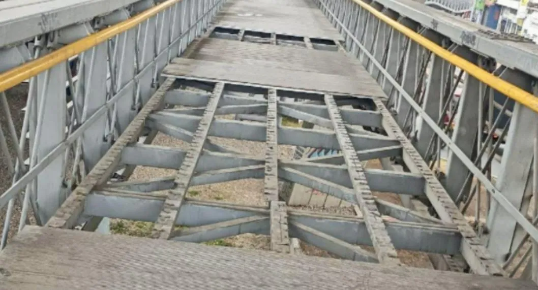 Joven cayó de puente de Transmilenio en Bogotá al que le robaron las láminas. El accidente se presentó a altas horas de la noche. 