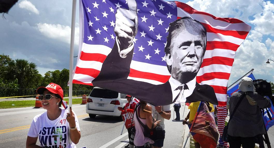 Partidarios del expresidente Donald Trump se reúnen cerca de su casa en Mar-A-Lago, en Palm Beach, Florida.