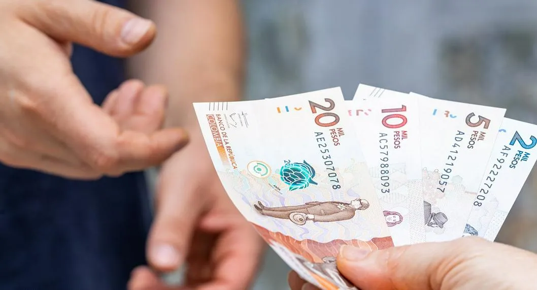 Foto de dinero en Colombia, en nota de pensiones en Colombia: menos de 1.000 semanas serán lío en reforma