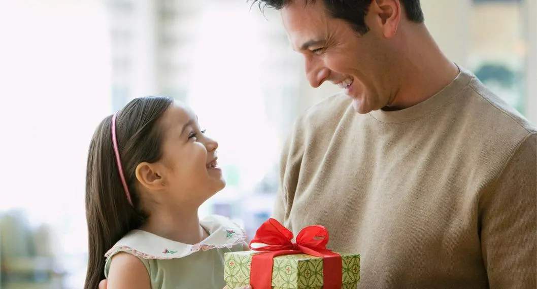 Padre e hija a propósito de cuáles son los mejores regalos para el Día del Padre.