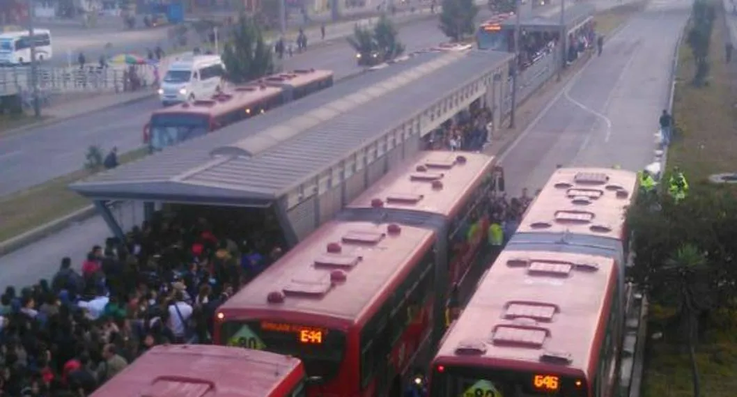 Peatón murió atropellado en soacha por intentar colarse en Transmilenio. El hombre fue arrolado por una motocicleta cruzando la Autopista Sur. 