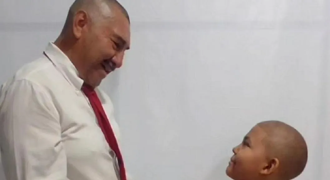 En TikTok se hizo viral un video de un profesor que tomó la decisión de sorprender a un estudiante en apoyo con su condición de cáncer. Se rapó la cabeza. 