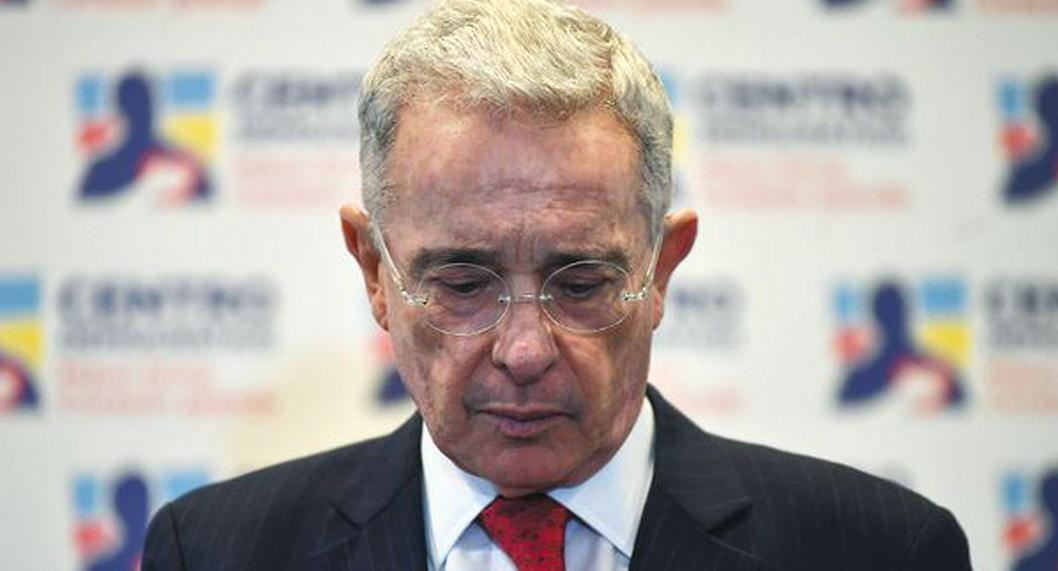 Álvaro Uribe se pronunció por imputación de Óscar I. Zuluaga en caso Odebrecht y dijo tener dos dolores. Aprovechó para tirarle pulla a Juan Manuel Santos.