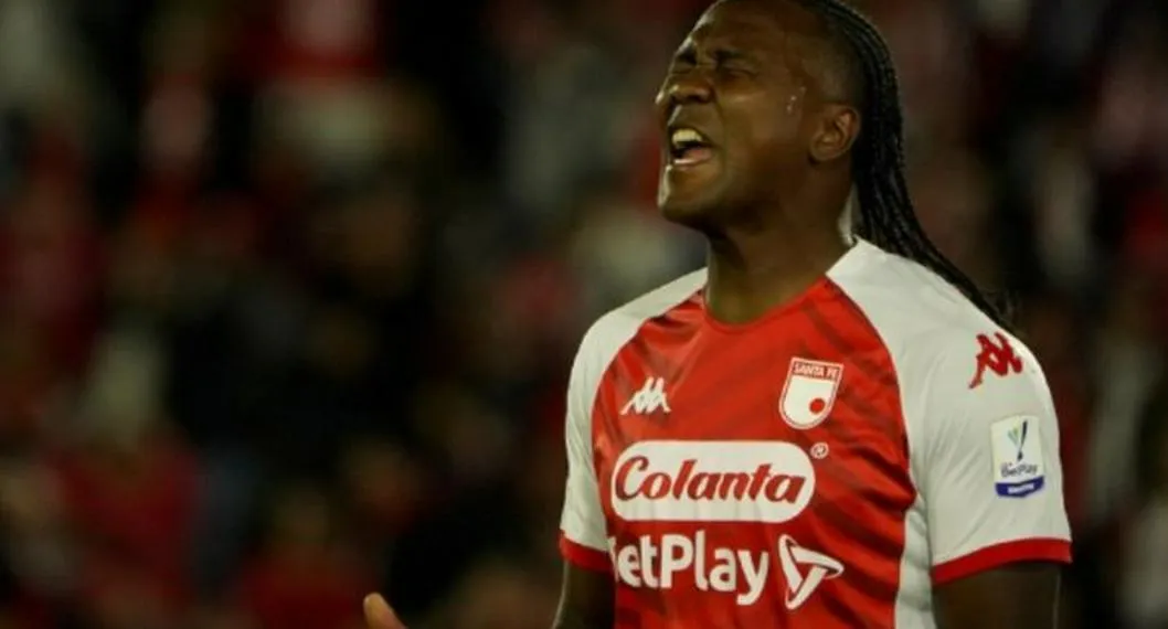 Hugo Rodallega durante un partido con Independiente Santa Fe. Tuvo que aclarar sus palabras con hinchas al insinuar qué haría si estuviera en América de Cali