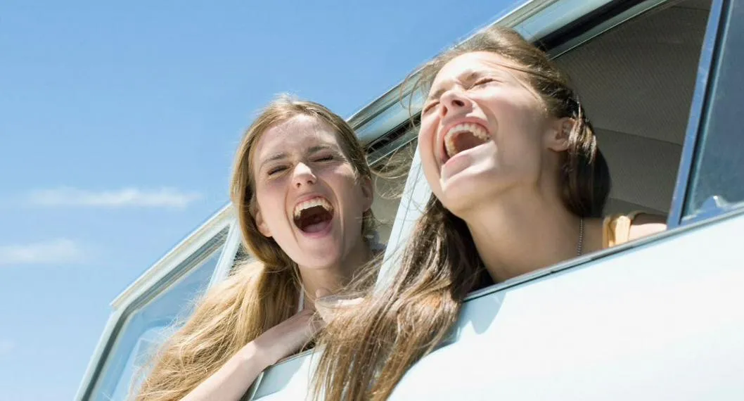 Personas felices en carro a propósito de truco para ahorrar y comprar un carro en diciembre.