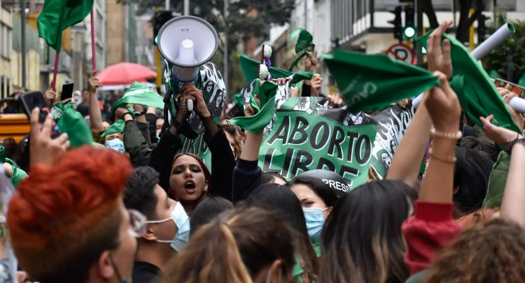 Celebración de movimientos feministas el día que despenalizaron el aborto en Colombia, en 2022. Ahora, podría volver a tener trabas luego de que la Corte Constitucional evaluará una tutela para tumbarlo